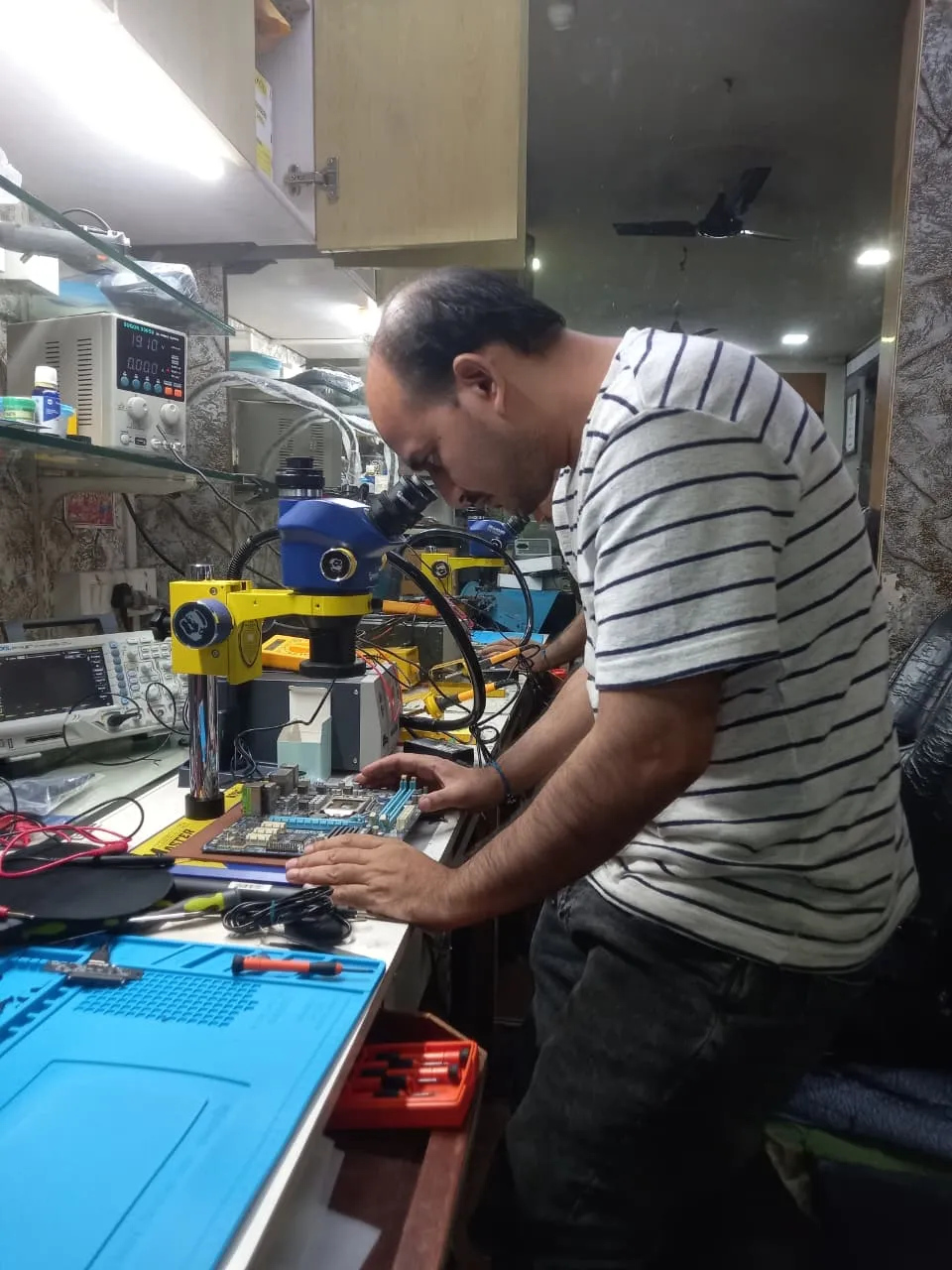 Tech diagnosing Mobile Repair in Mumbai